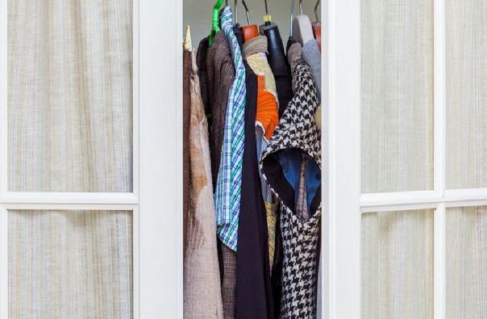 见房主家中未关门,男子偷偷潜入并藏进衣柜,被发现后大打出手休闲区蓝鸢梦想 - Www.slyday.coM