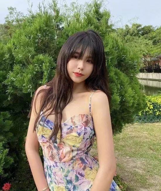 跟17岁的落选港姐张晓琪一起游艇出游,在神通广大的香港记者的镜头下