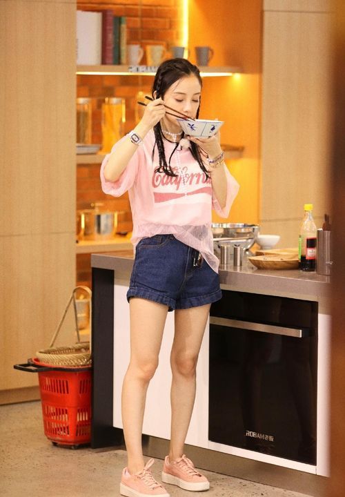 李小璐哪有当妈的样子穿吊带衫配牛仔裤说她18岁也不夸张