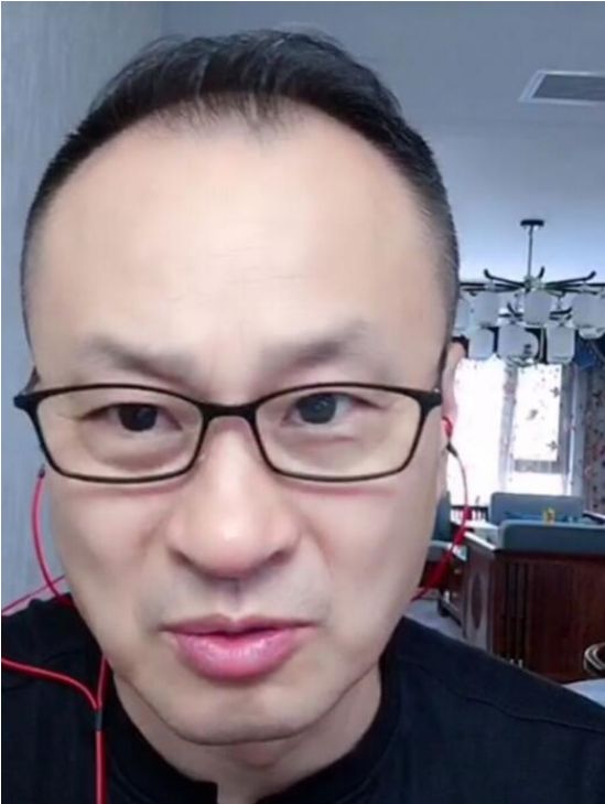 王老七也着急上火,其实行车记录仪真的有必要看的,同行四个人,只有