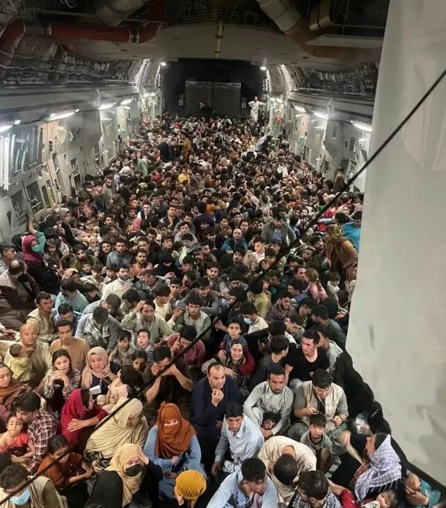 640名阿富汗人挤满美军机地板,美军犬独坐一个座休闲区蓝鸢梦想 - Www.slyday.coM 640名阿富汗人挤满美军机地板,美军犬独坐一个座休闲区蓝鸢梦想 - Www.slyday.coM