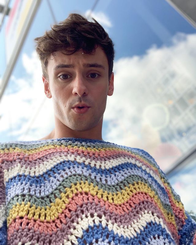 跳水冠军戴利又织好了一件毛衣!无袖针织背心好时尚,老公超宠他