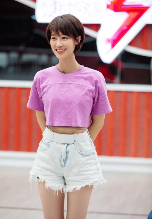 不要低估蓝盈莹的衣品格纹西装大片显女王气质短发酷飒帅气