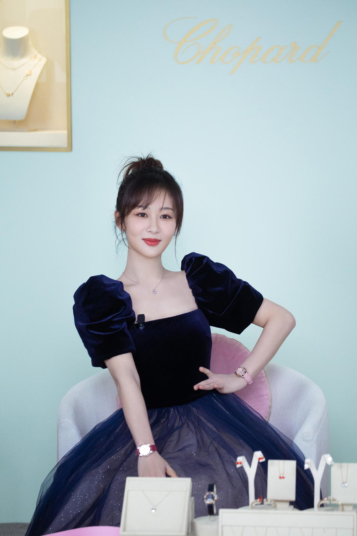 杨紫这次真瘦了穿方领泡泡袖连衣裙甜美俏皮减龄又可爱