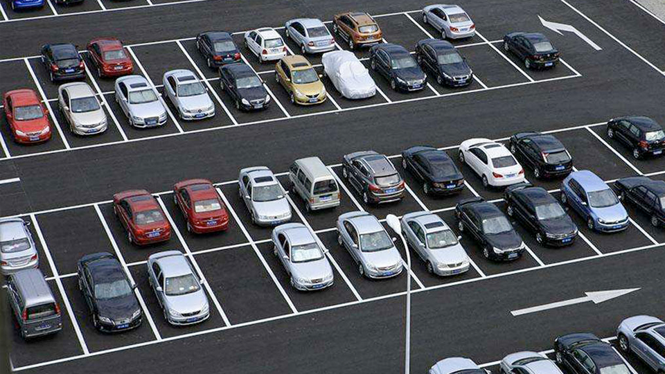 汽车看点 自媒体 正文9点过15分,刚刚好,有个空车位出现.