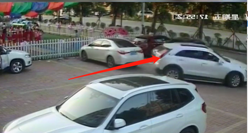 男子开凯迪拉克错把油门当刹车连撞5车，知情者：停车停20分钟休闲区蓝鸢梦想 - Www.slyday.coM