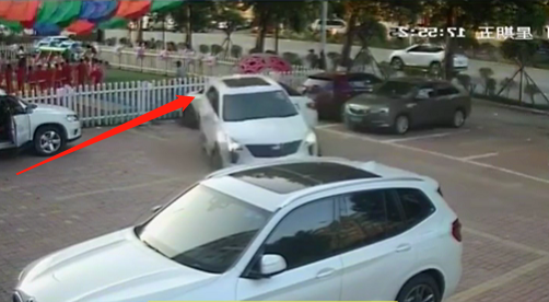 男子开凯迪拉克错把油门当刹车连撞5车，知情者：停车停20分钟休闲区蓝鸢梦想 - Www.slyday.coM