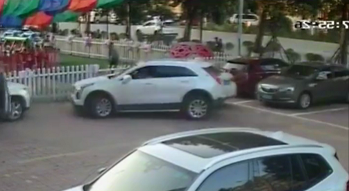 男子开凯迪拉克错把油门当刹车连撞5车，知情者：停车停20分钟休闲区蓝鸢梦想 - Www.slyday.coM