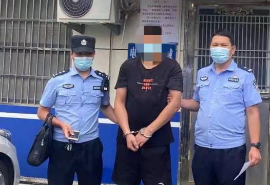 见房主家中未关门,男子偷偷潜入并藏进衣柜,被发现后大打出手休闲区蓝鸢梦想 - Www.slyday.coM