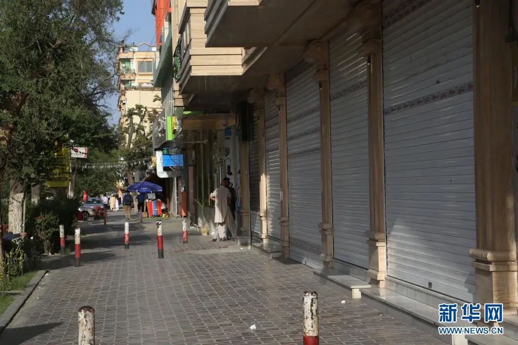 这是8月15日拍摄的阿富汗首都喀布尔街头关闭的商店。新华社发（拉赫马图拉·阿里扎达 摄）