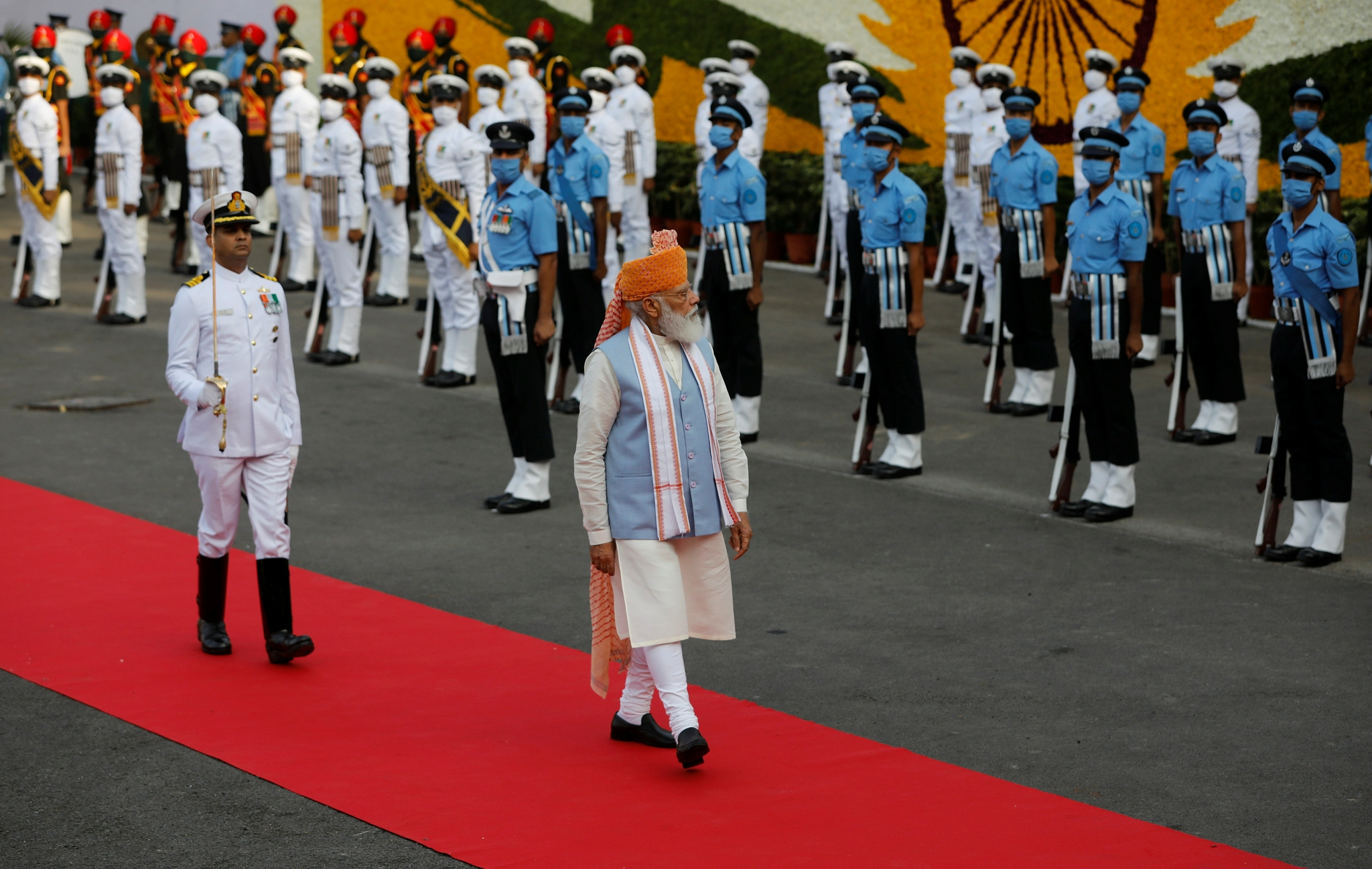 印度总理莫迪正式访问吉尔吉斯斯坦，检阅仪仗队