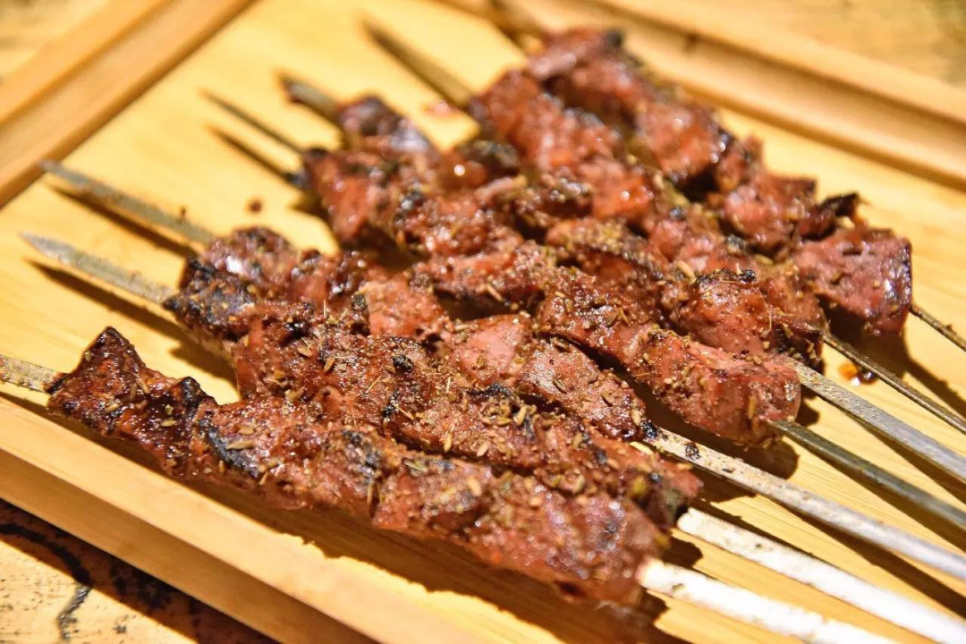说到烤肝,烤羊肝必是肝中王,羊肝肉质细腻,咀嚼中少量的颗粒感在口腔