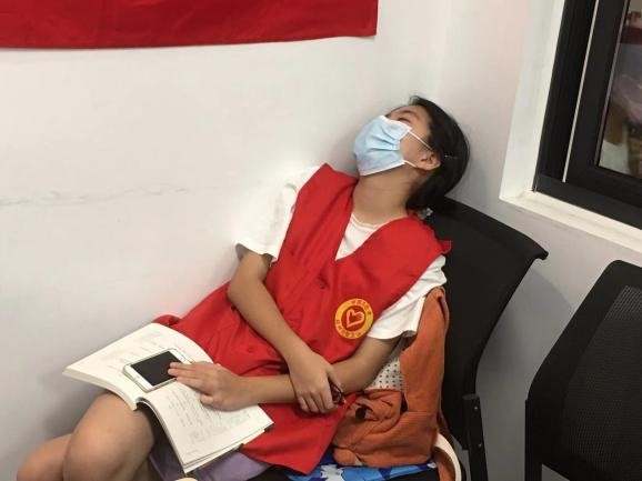 杭州一张“偷懒”照火了，14岁的她说：做志愿者有点累，但可以和妈妈在一起