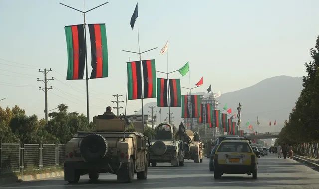 ▲这是8月15日在阿富汗喀布尔拍摄的政府军车队。