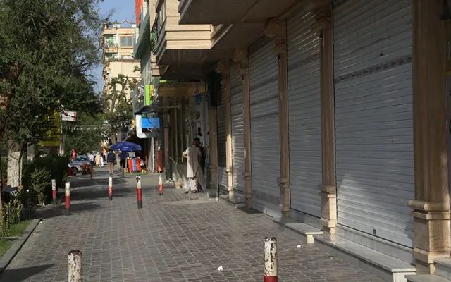 ▲这是8月15日拍摄的阿富汗首都喀布尔街头关闭的商店。