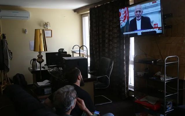 ▲8月14日，人们在阿富汗首都喀布尔观看阿富汗总统加尼的电视讲话。