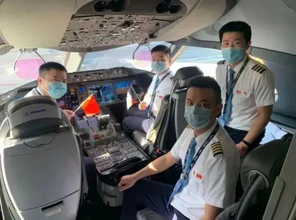 负责撤侨行动的厦门航空MF8008临时航班机组人员 图自新华网