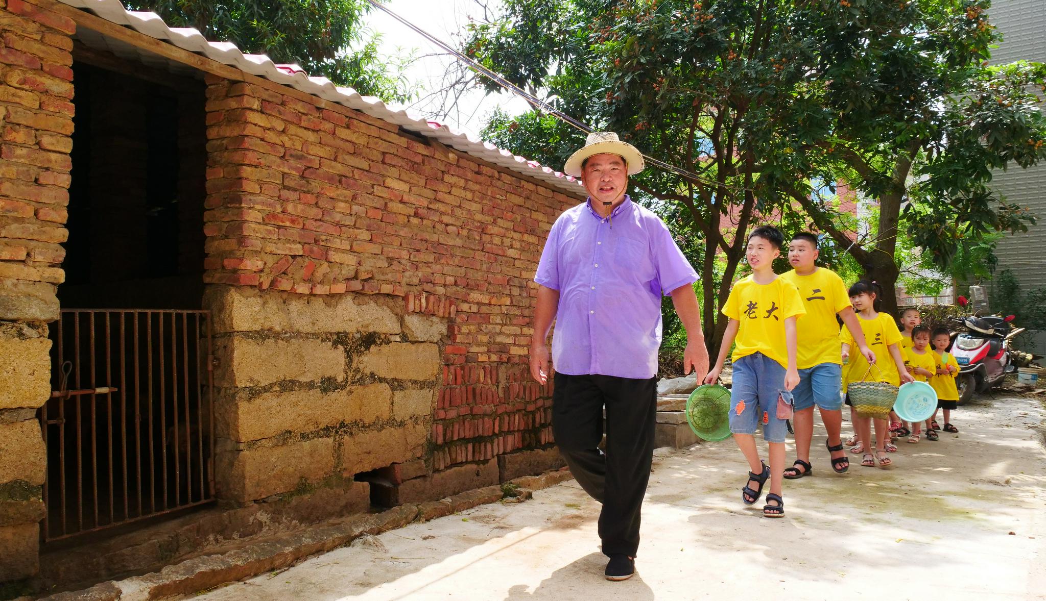 每年夏天,福建莆田城厢区榜头村村民黄炳洪的孙辈们都会聚集到村里,在