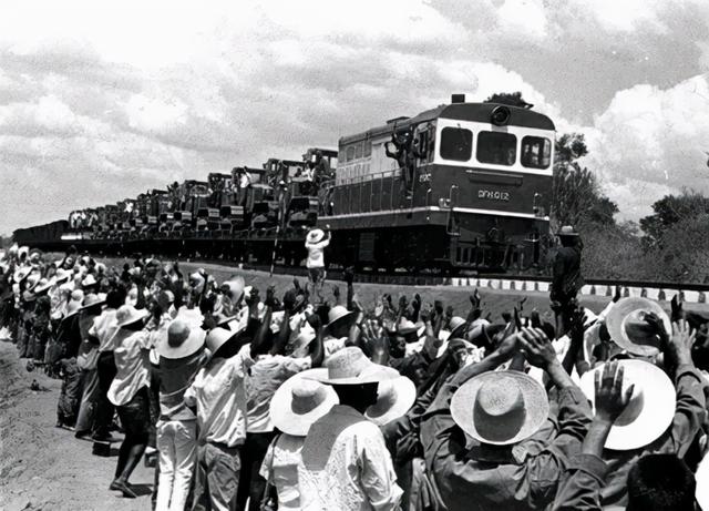 坦赞铁路全线通车