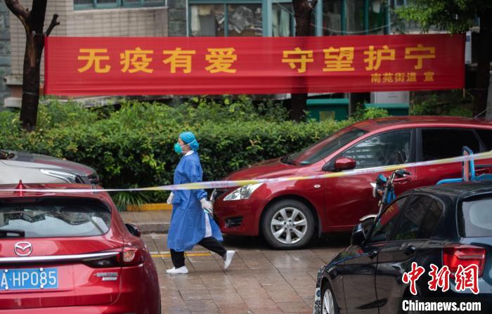 南京多个封闭小区解封,进入常态化疫情防控管理. 泱波 摄