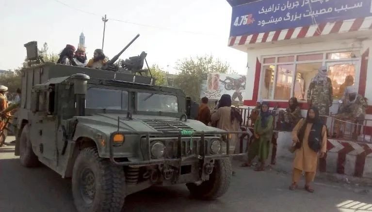 我驻阿大使亲自拍照片：五星红旗在喀布尔的中国使馆高高飘扬休闲区蓝鸢梦想 - Www.slyday.coM