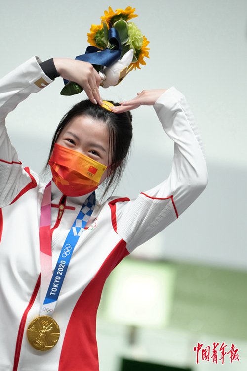 &nbsp;&nbsp;&nbsp;&nbsp;为中国奥运代表团夺得首金的杨倩,在领奖台
