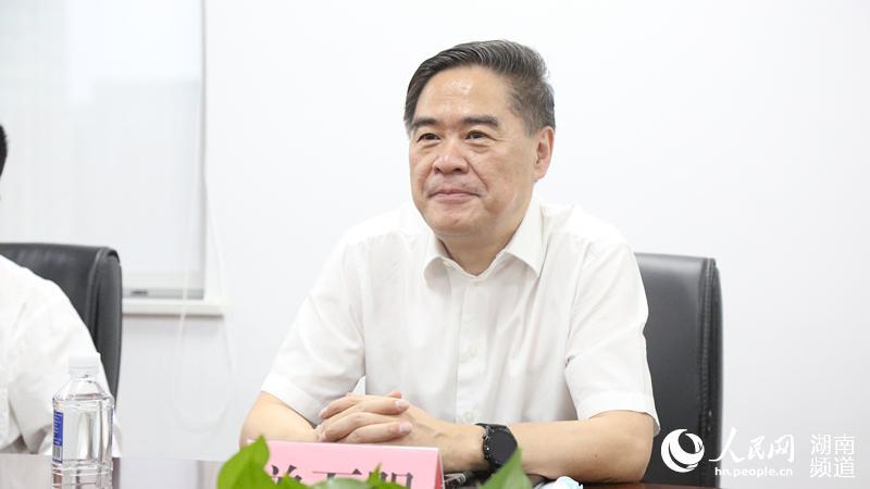 湖南省委常委宣传部部长曾万明到人民日报社湖南分社调研