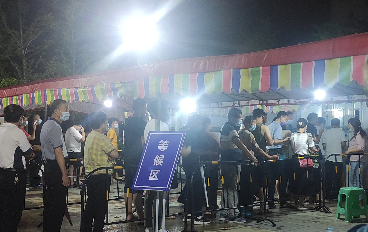 扬州市邗江区吉安路体育休闲公园第一轮全员核酸检测现场图。受访者供图