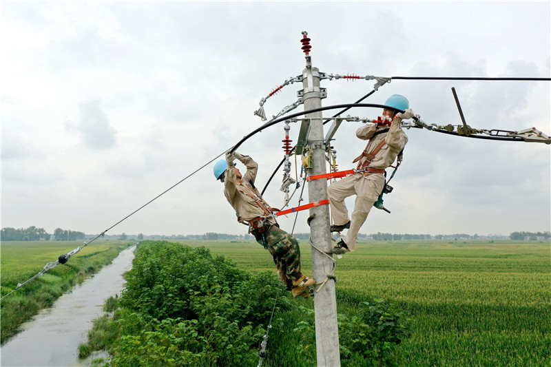 "卡脖子",线路老化等供电薄弱问题,提升农村电网供电可靠性,保障农民
