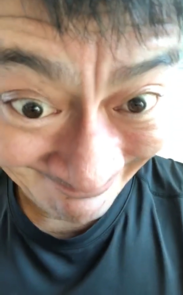 只见景岗山瞪大眼睛,表情夸张,举止怪异地靠近镜头,嘴巴里还发出"打哒