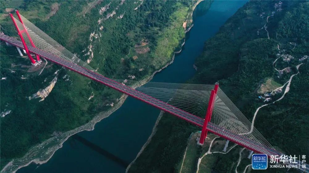 这是贵州贵阳至黔西高速公路鸭池河大桥(2021年7月23日摄,无人机照片)