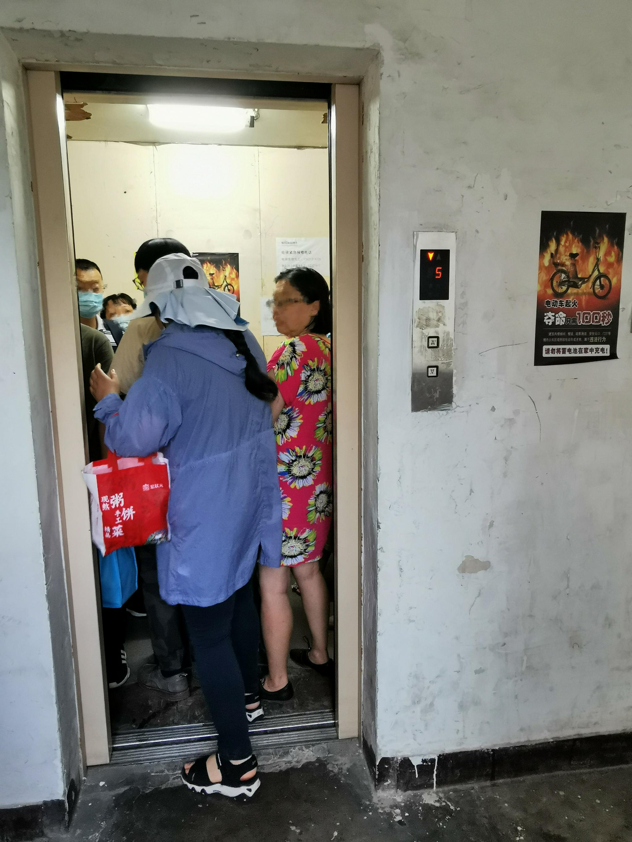 一个趴窝一个"带病"运行,小区电梯大修又卡在公维金上