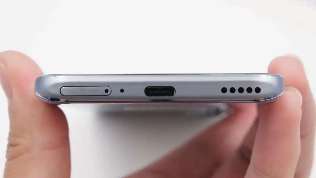 手机顶部从左到右依次是副麦克风孔,听筒,耳机孔,环境光感应器.