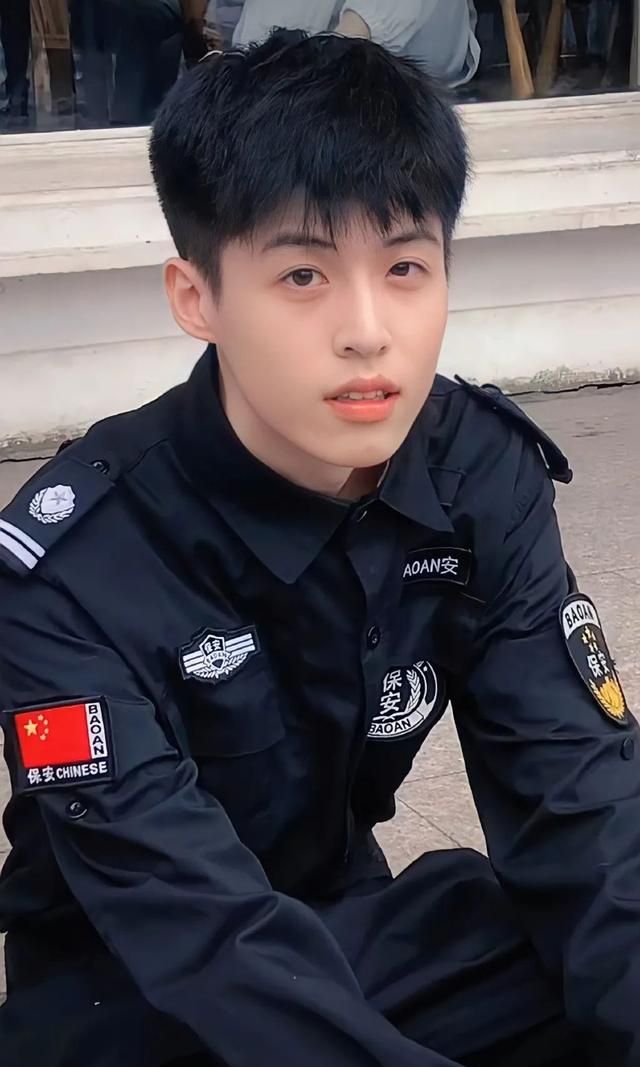 欢乐谷帅气保安小哥走红,这又是谁的青春?