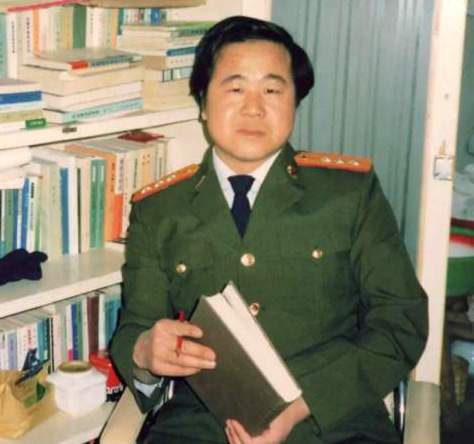 莫言小时候偷萝卜吃父亲边打边说我们家祖祖辈辈都不干这种事