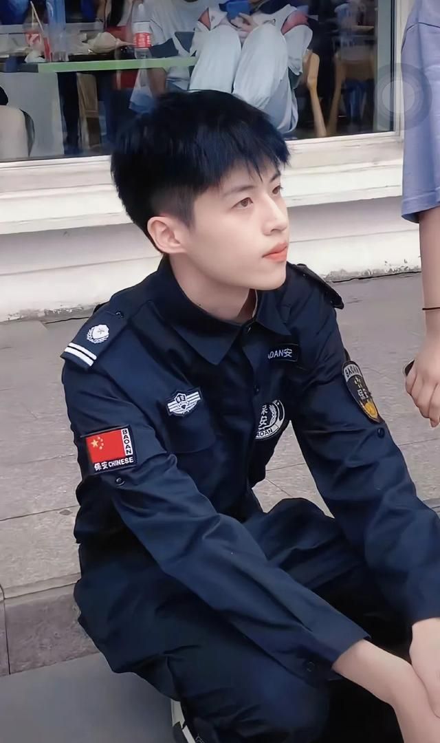 欢乐谷帅气保安小哥走红,这又是谁的青春?