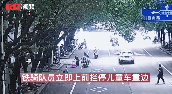 谁还不是个宝宝？绍兴一老人开碰碰车上路，被交警劝返休闲区蓝鸢梦想 - Www.slyday.coM