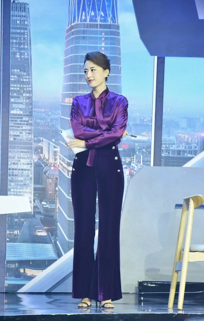 张蕾的央视脸太耐看紫色衬衫配丝绒长裤端庄稳重干练时髦