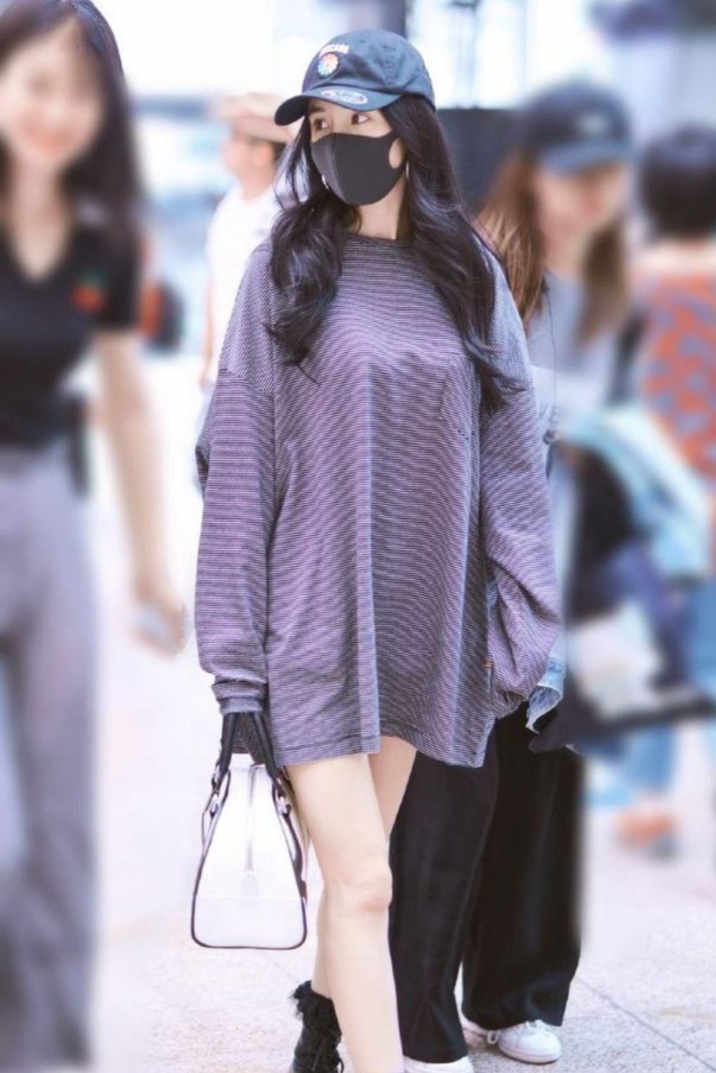 杨幂穿长卫衣打造下衣失踪再配马丁靴秀长腿不愧是时髦辣妈