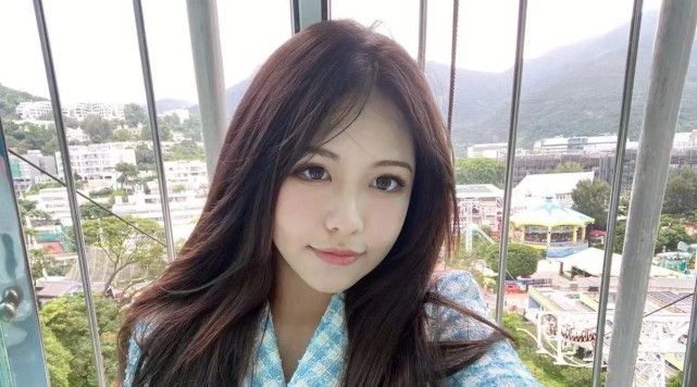 ukei面试期间,曾被媒体拍到她一身名牌,乘坐豪车