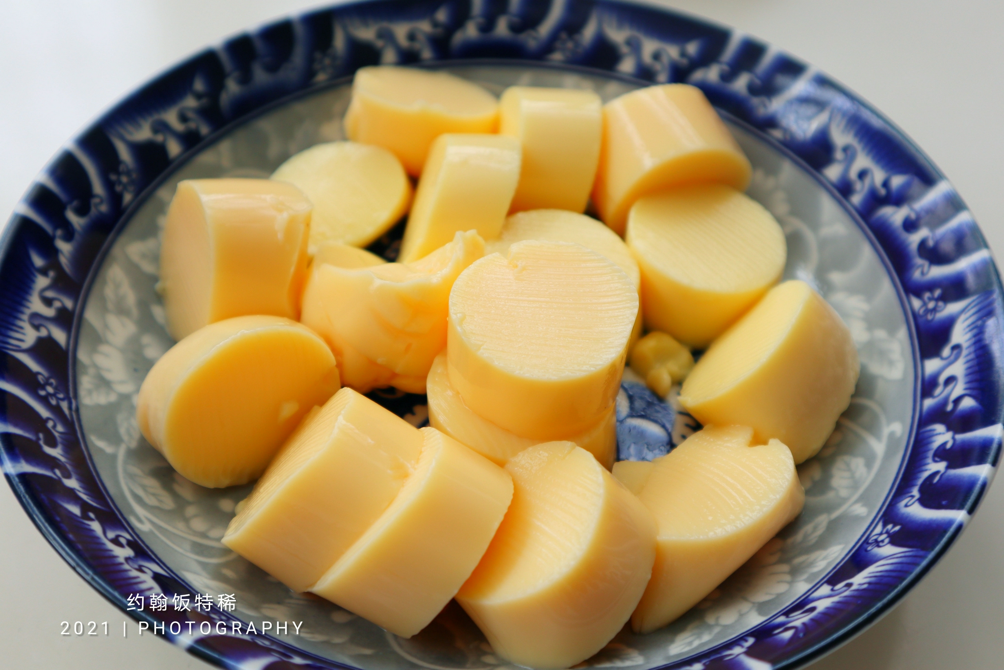 2,由于玉子豆腐特别滑嫩,所以切的时候一定要小心,可以带着包装袋直接