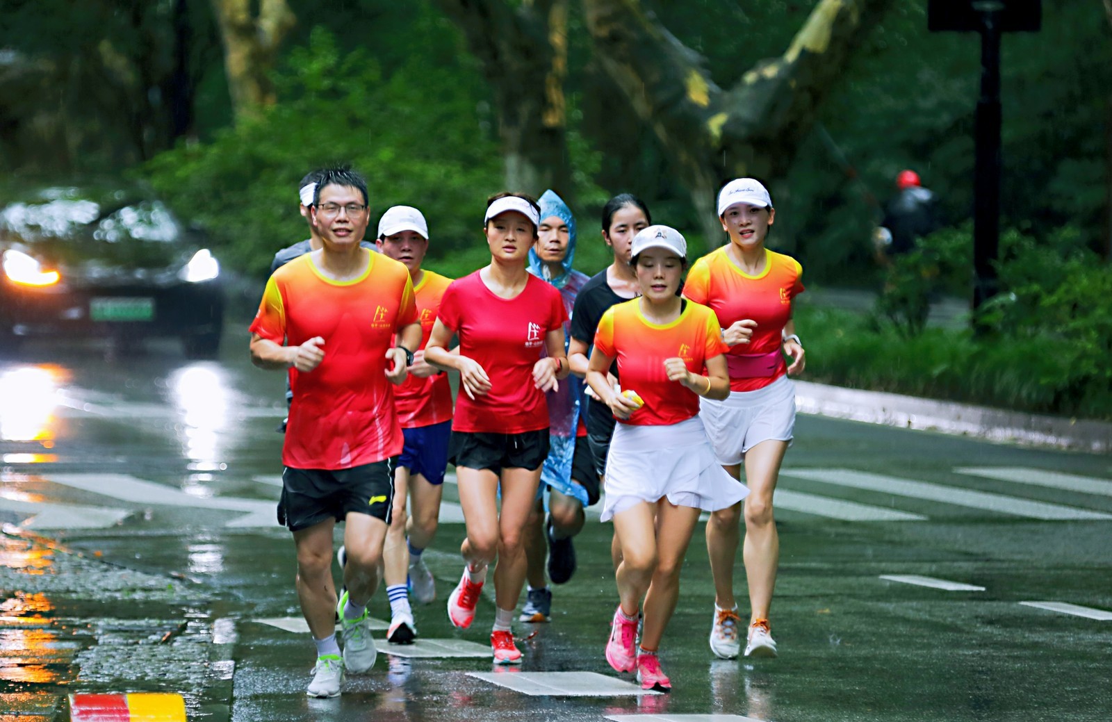杭州这个跑团霸气800多跑友跑步自带aed装备的救护队保驾陪跑