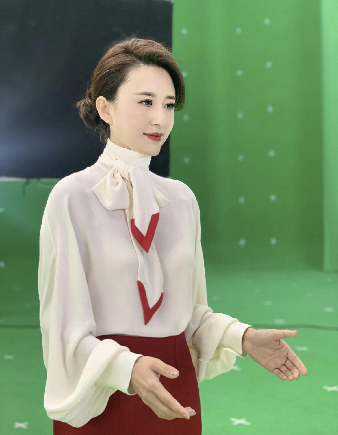 张蕾的央视脸太耐看紫色衬衫配丝绒长裤端庄稳重干练时髦