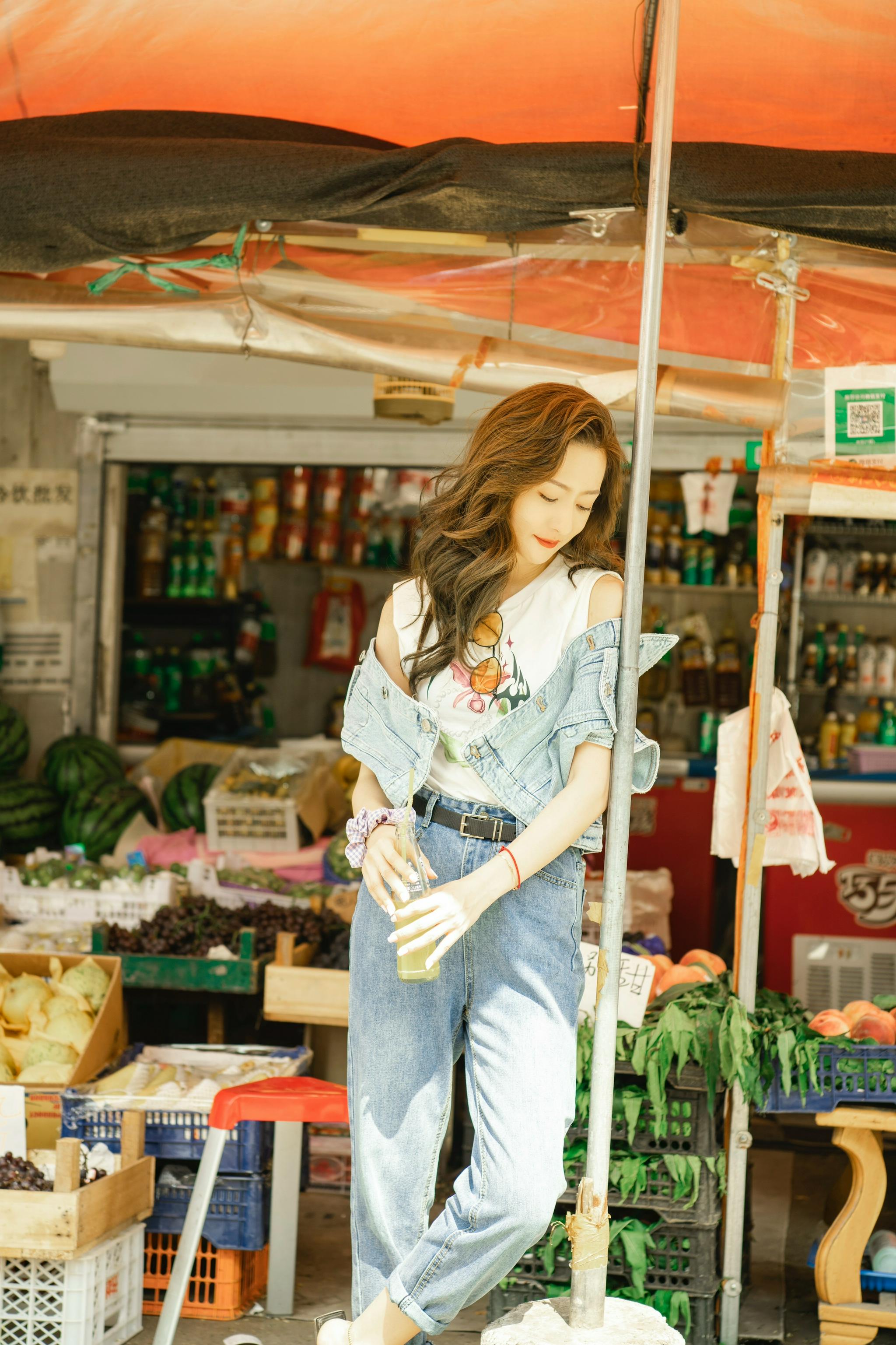 余玥五官大气又立体演绎浓颜复古港风绝了