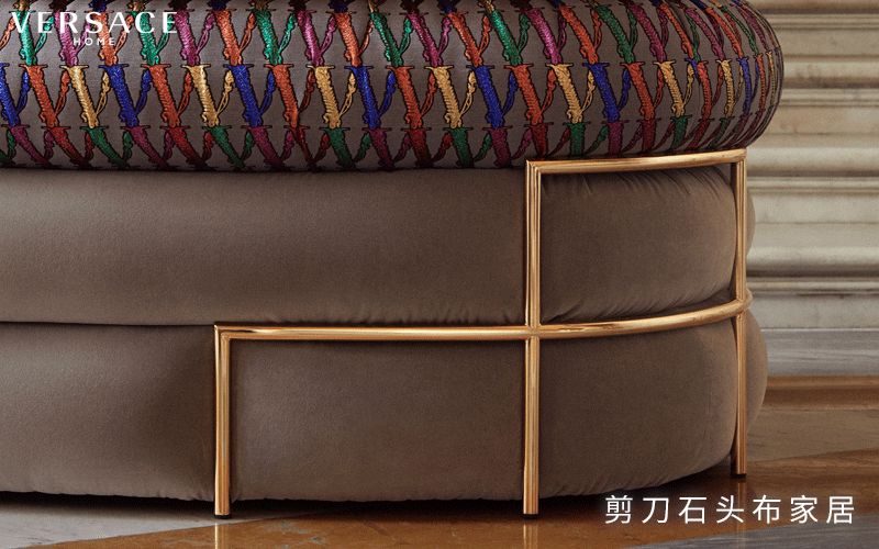 范思哲该款沙发采用美杜莎的细节和轮廓,将产品生动点缀得淋漓尽致.