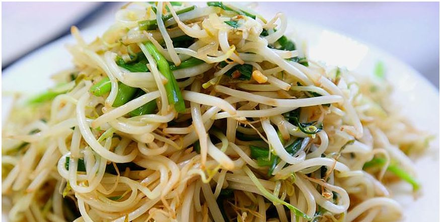 今天介绍的这道菜就是韭菜炒豆芽,鲜嫩爽口,营养美味,有利孩子生长