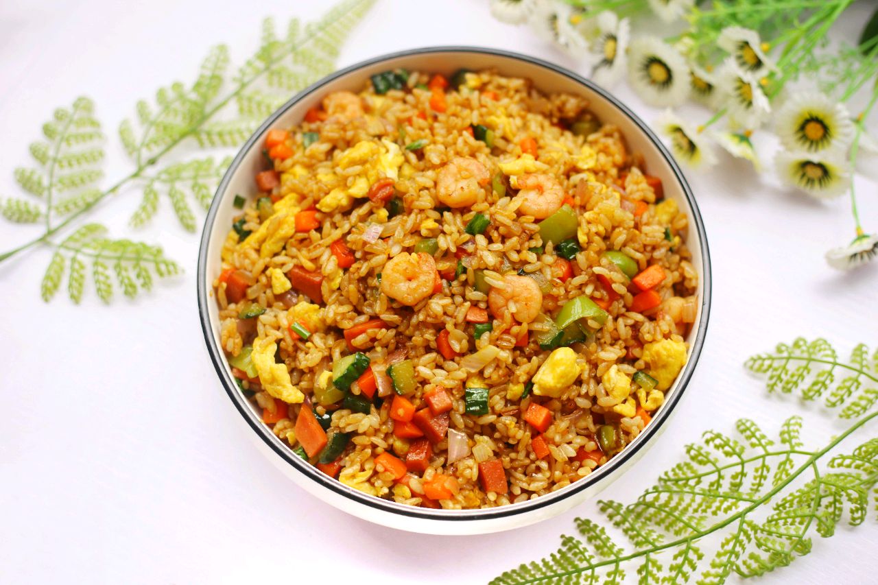 家里的剩米饭不要浪费了做成酱油炒饭好吃到流眼泪