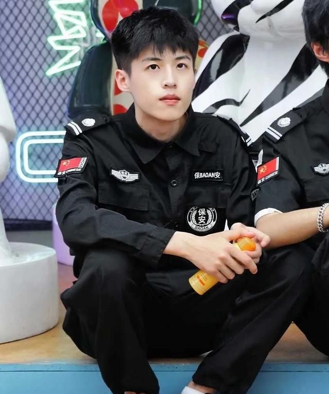 欢乐谷帅气保安小哥走红,这又是谁的青春?