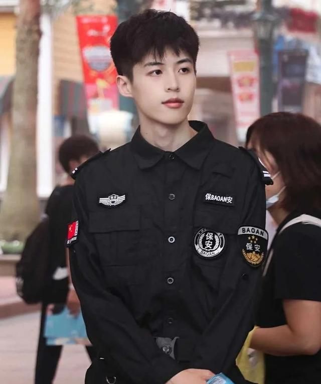 欢乐谷帅气保安小哥走红,这又是谁的青春?