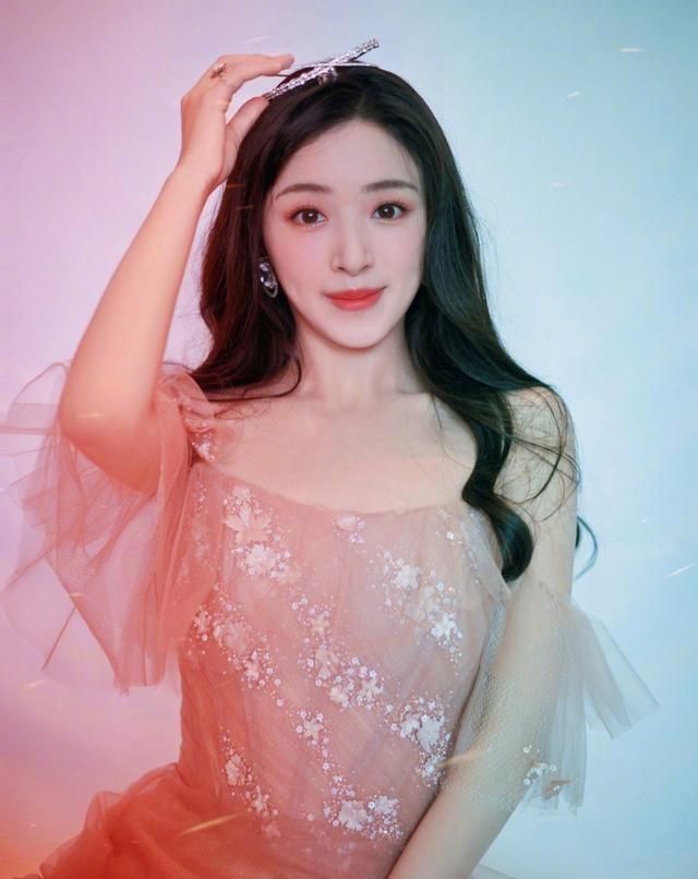 张含韵一身淡雅粉裙主持披荆斩棘的哥哥气质端庄甜美乖巧